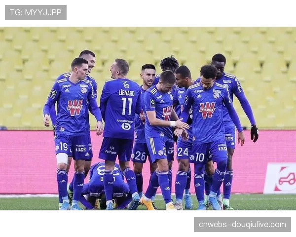 场边视角:斯特拉斯堡教练组频繁通过平板向队员展示实时转换数据 场边视角:斯特拉斯堡教练组频繁通过平板向队员展示实时转换数据