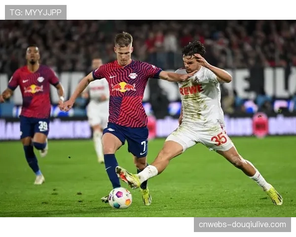 特写：比赛结束后，莱比锡中场奥尔莫独自加练任意球半小时