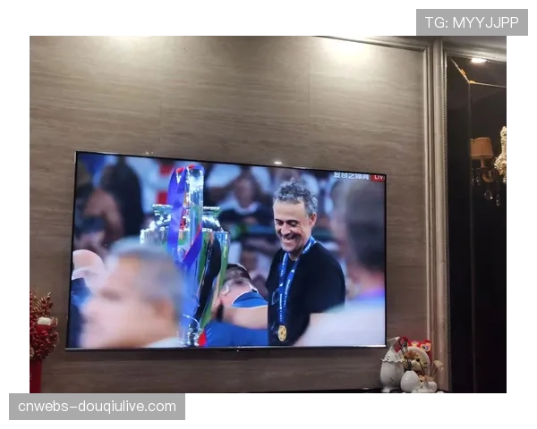 巴黎圣日耳曼乘专机抵达伦敦,姆巴佩对镜头竖拇指 巴黎圣日耳曼乘专机抵达伦敦,姆巴佩对镜头竖拇指